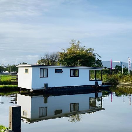 Woonboot In Sumar Gelegen Tussen Leeuwarden En Drachten Suameer Kültér fotó
