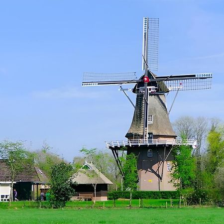 Woonboot In Sumar Gelegen Tussen Leeuwarden En Drachten Suameer Kültér fotó