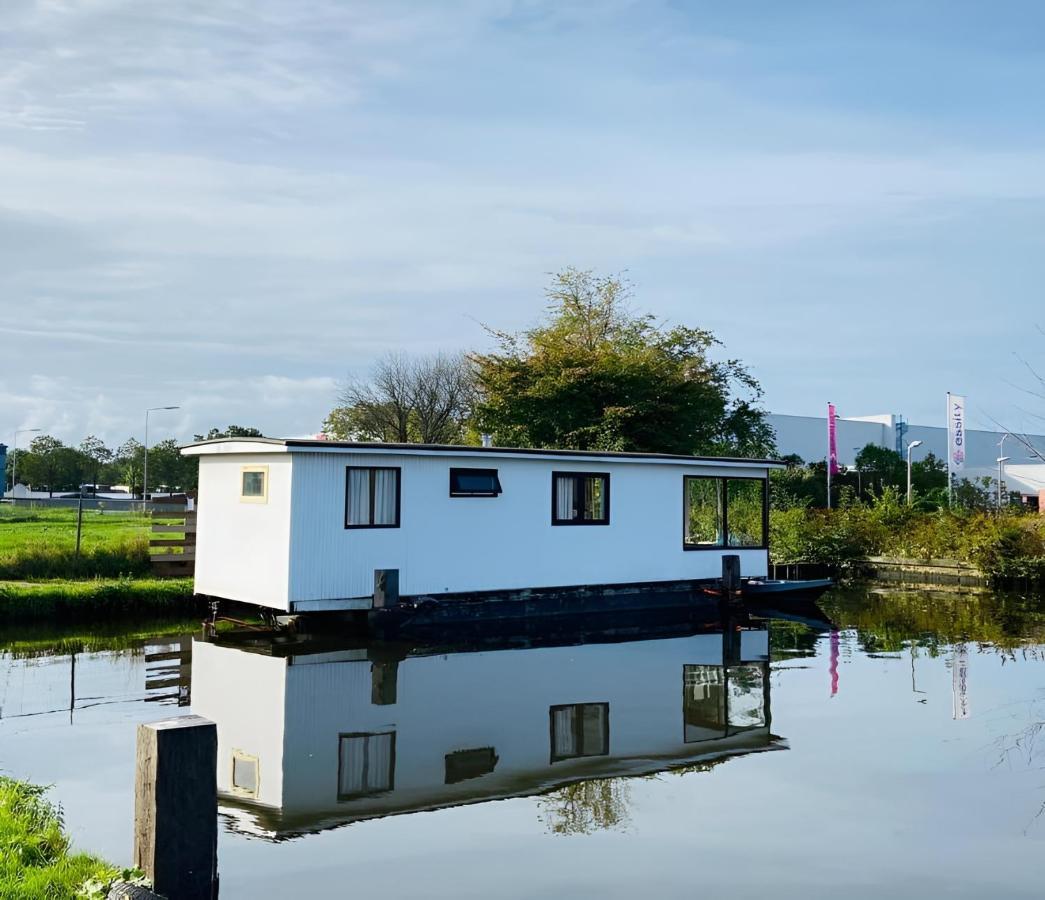 Woonboot In Sumar Gelegen Tussen Leeuwarden En Drachten Suameer Kültér fotó