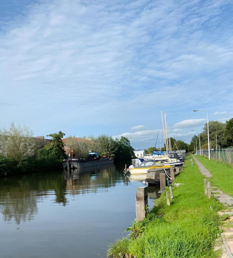 Woonboot In Sumar Gelegen Tussen Leeuwarden En Drachten Suameer Kültér fotó