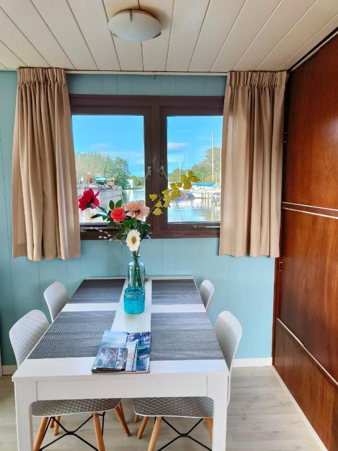 Woonboot In Sumar Gelegen Tussen Leeuwarden En Drachten Suameer Kültér fotó