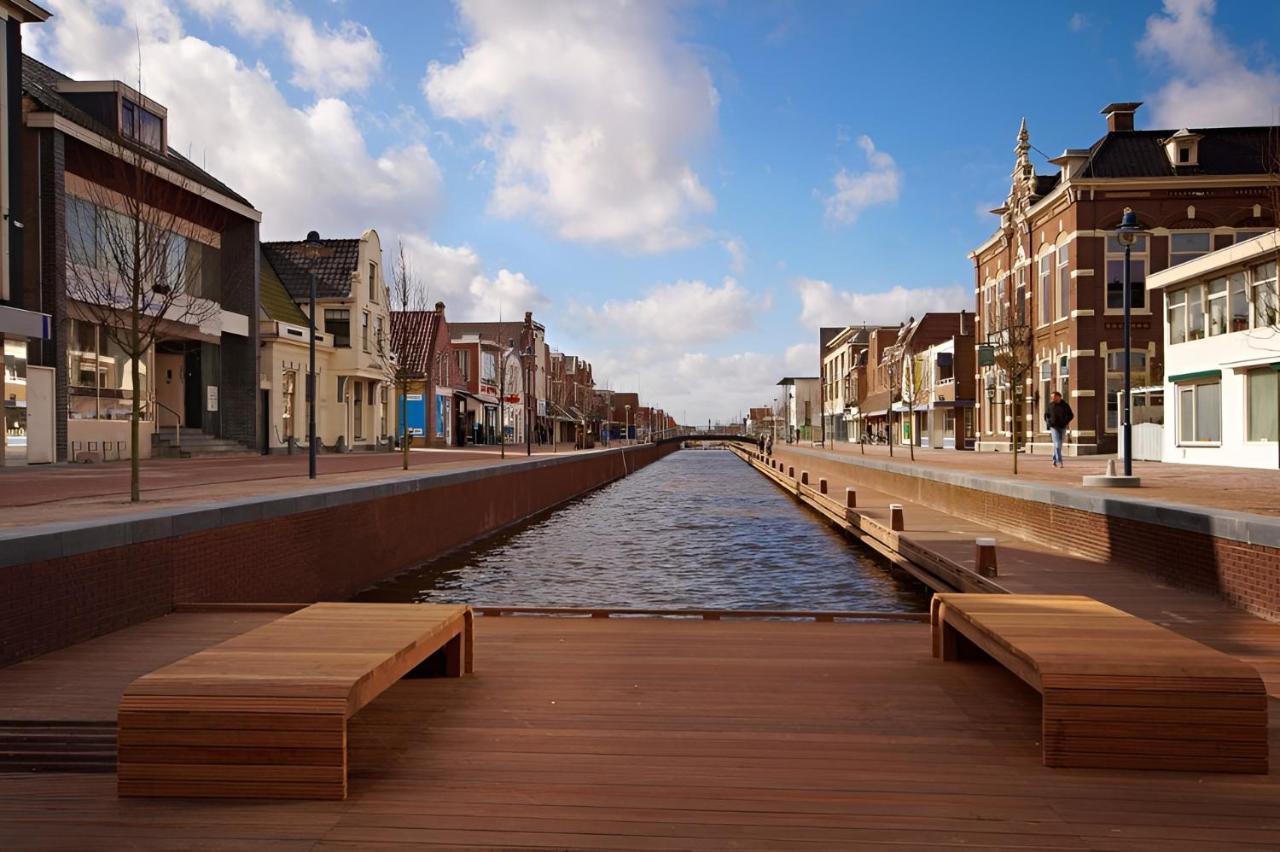 Woonboot In Sumar Gelegen Tussen Leeuwarden En Drachten Suameer Kültér fotó